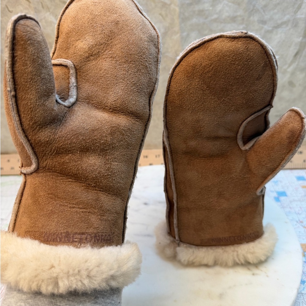 Minnetonka Brown Shearling Mittens - Picture 7 of 8